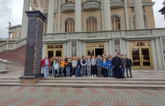Uczniowie klas VIII przed Bazylika w Licheniu