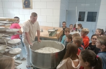 uczniowie przy wyrabianiu ciasta3