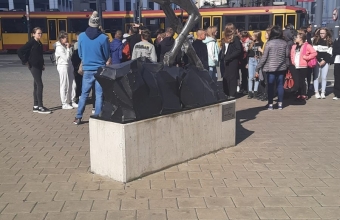 uczniowie na tle pomnika