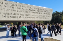 pod pomnikiem pomordowanych