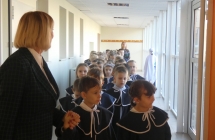 Uczniowie oczekujacy na wejscie