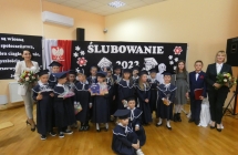 Uczniowie klasy I a z wychowawczyniami, prowadzacy uroczystosc i Duszek Aplaus