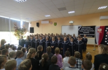 Pierwszoklasisci przedstawiaja program artystyczny