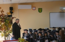 Ksiadz pralat ze slodkim upominkiem dla dzieci