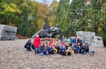 2.Pomnik Polegli Niepokonani- uczniowie klasy 5a i 5b- wycieczka Warszawa