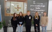 Samorza Uczniowski na tle sztandaru szkoly