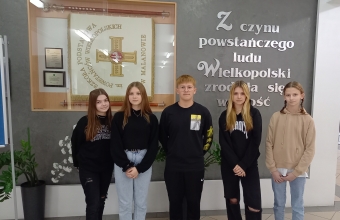 Samorza Uczniowski na tle sztandaru szkoly