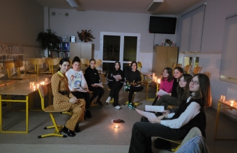 Uczennice klas 8 podczas wieczoru profilaktycznego