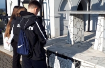 Uczniowie na cmentzrau