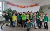 2. Uczniowie podczas dnia kolorow