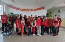 1. Uczniowie podczas dnia kolorow