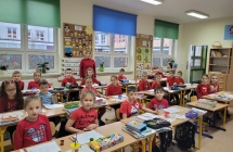 7. uczniowie podczas dnia kolorow