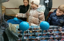 Trzeciaki w Fabryce Bombek - Ania lakieruje bombke.