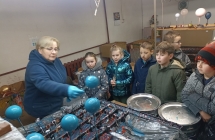 Trzeciaki w Fabryce Bombek - lakiernia bombek