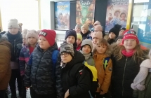 Uczniowie czekaja na seans