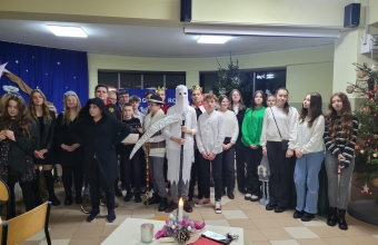 Uczennice klasy 8 oraz uczniowie sp. Slodkow podczas spotkania wigilijnego