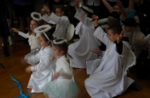 Uczniowie podczas jasełek 