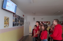 Walentynki - uczniowie zapoznajacy sie z prezentacja 1