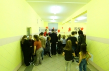 Dzieci przy stoisku gastronomicznym (2)
