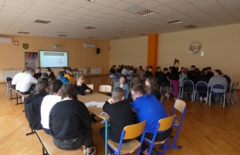 Uczniowie podczas warsztatow dziennikarskich (4)