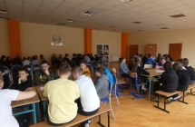Uczniowie podczas warsztatow dziennikarskich (2)