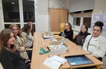 Uczennice klas 8 podczas wieczoru profilaktycznego (1)