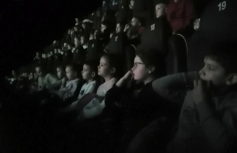 1zdjecie. Uczniowie klas II ogladaja film