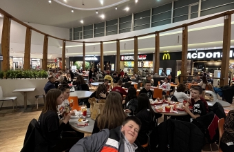 Uczniowie w restauracji MC Donald's
