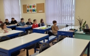 uczniowie podczas spotkania z policjantem