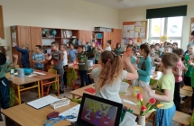Uczniowie spiewaja piosenke Alfabet warzywno- owocowy