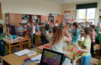 Uczniowie spiewaja piosenke Alfabet warzywno- owocowy