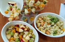 Koreczki i salatka owocowa