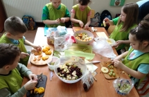 Grupa 7. wykonuje salatke owocowa