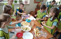 Grupa 5. wykonuje koreczki owocowe