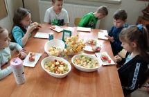 Degustacja kanapek przez dzieci z grupy 5.