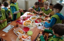 Grupa 6. wykonuje koreczki