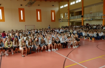 uczniowie na laweczkach podczas inauguracji roku szkolnego