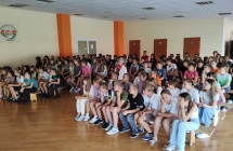 uczniowie słuchają czytanego tekstu Nad Niemnem