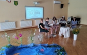 Przedstawicielki n-li uczniow i rodziców podczas czytania