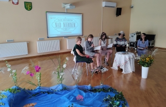Przedstawicielki n-li uczniow i rodziców podczas czytania