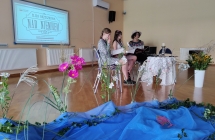 Uczestniczki zarodowego czytania na tle dekoracji