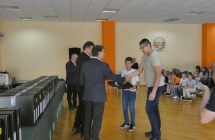 Wreczenie laptopa rodzicom i uczniowi.