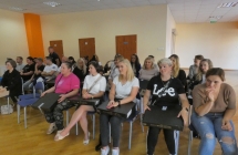 Rodzice z przekaanym sprzetem