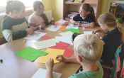 Uczniowie podczas wykonywania prac konkursowych.