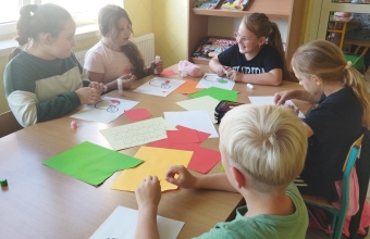 Uczniowie podczas wykonywania prac konkursowych.
