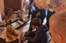 uczniowie ogladaja ekspozycje w muzeum