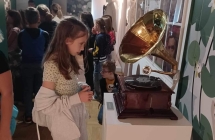 dzieci zwiedzaja muzeum