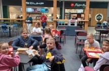dzieci w restauracji