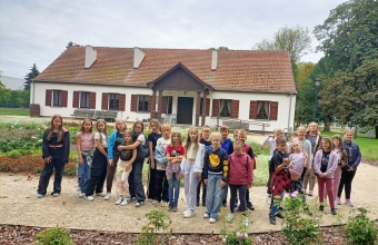 dzieci przed dworkiem w Russowie