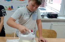 Mateusz robi ciasto na gofry